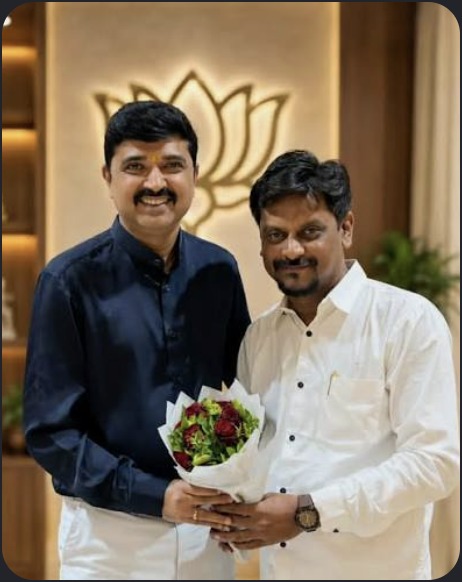 Hardikbhai Tamaliya receiving bouquet