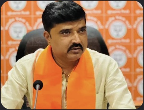 Hardikbhai Tamaliya at microphone