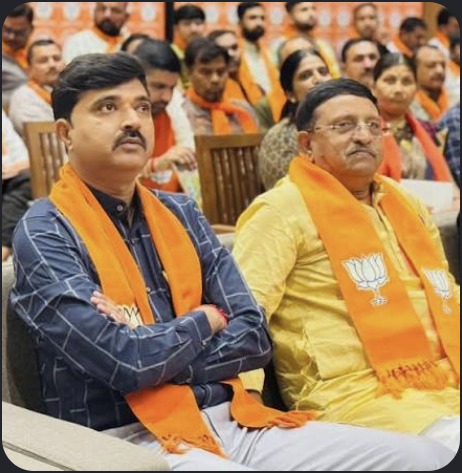 Hardikbhai Tamaliya seated with audience